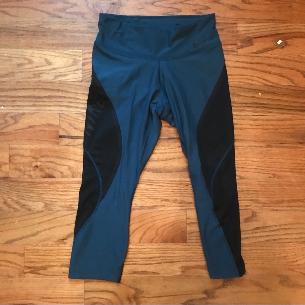 NIKE Dri Fit Legend Crop Leggings